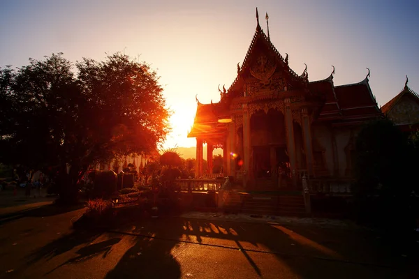 Tempio di Chalong. Phuket al tramonto . — Foto Stock