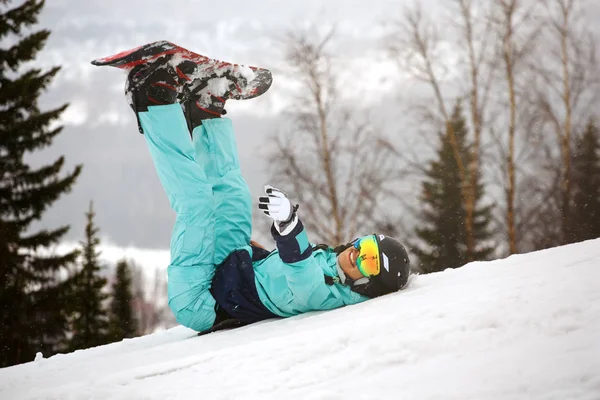 Garota snowboarder descansando na encosta — Fotografia de Stock