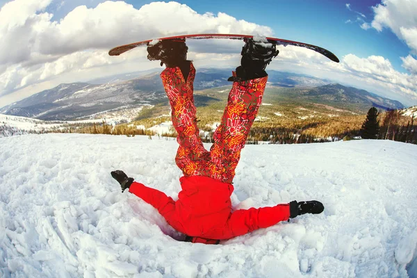 Snowboardåkare fastnade i en snödriva. — Stockfoto