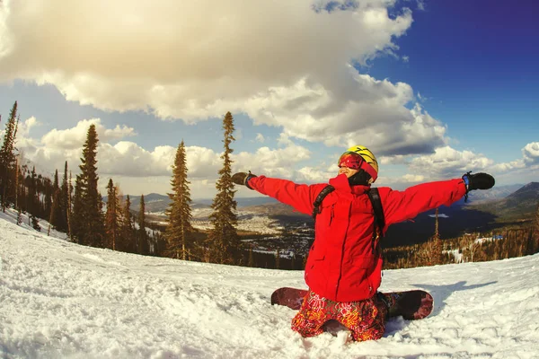 Ένας τύπος snowboarder βρίσκεται σε διακοπές στο χιονοδρομικό κέντρο — Φωτογραφία Αρχείου