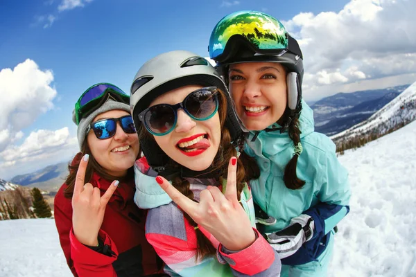 Veselá snowboardista pózuje na vrcholu hory — Stock fotografie