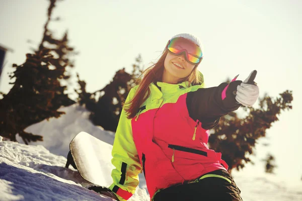 Ragazza snowboarder gode della stazione sciistica — Foto Stock