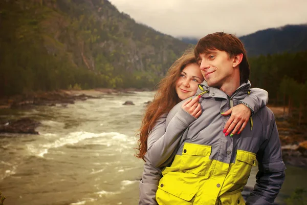 Ung kille och tjej i bergen i Altai på floden Katun. — Stockfoto