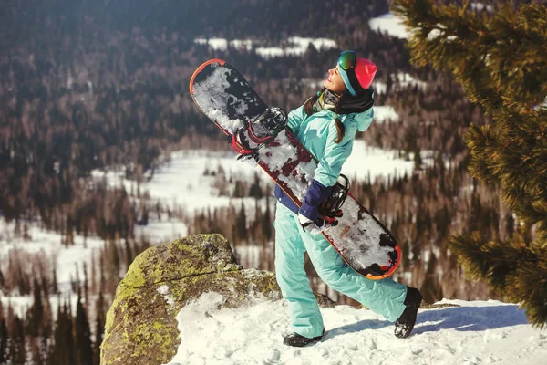 Flicka snowboardåkare har skidorten — Stockfoto