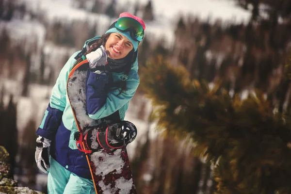 Garota snowboarder gosta da estância de esqui — Fotografia de Stock