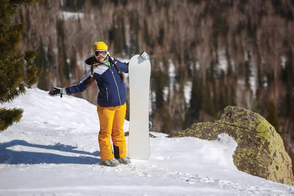 Flicka snowboardåkare har skidorten — Stockfoto