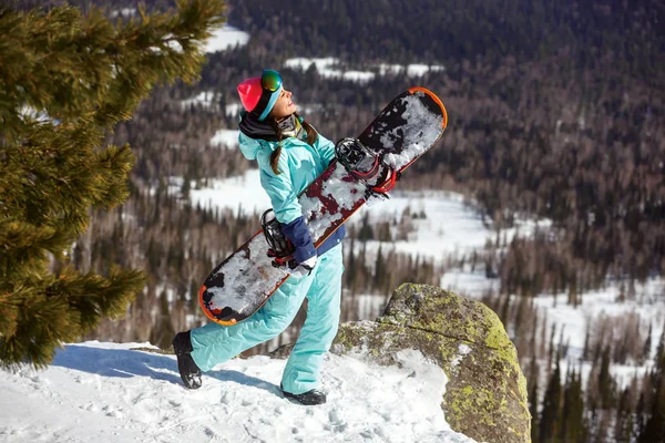 Chica snowboarder disfruta de la estación de esquí —  Fotos de Stock