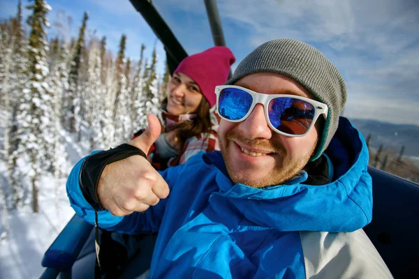 Grupo de snowboarders alegres en el resort de montaña —  Fotos de Stock