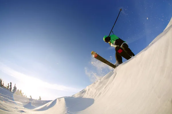 Skiër in Bergen — Stockfoto