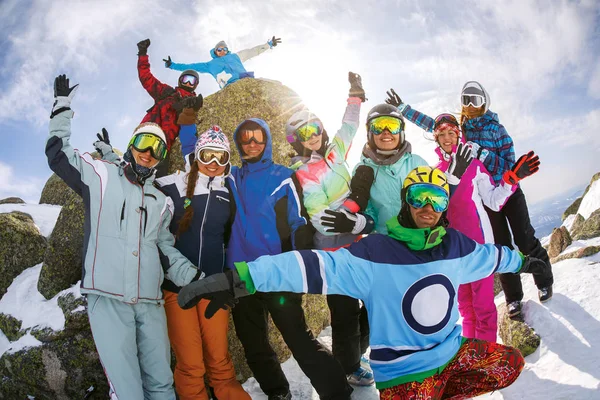 Группа друзей сноубордистов веселятся на вершине горы — стоковое фото
