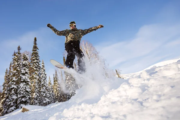 Snowboardzista, skoki z trampoliny przeciwko niebo — Zdjęcie stockowe