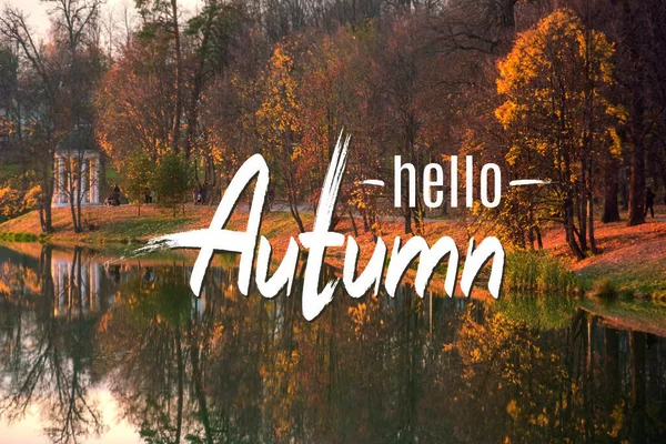 Ahoj podzimní pozdrav card s nápisy a vintage pádu krajina — Stock fotografie