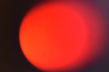 Parlak minimalist arka plan siyah zemin üzerine dövülmüş odaklanmamış kırmızı daire kare ile. Sokakta kırmızı gece lambası