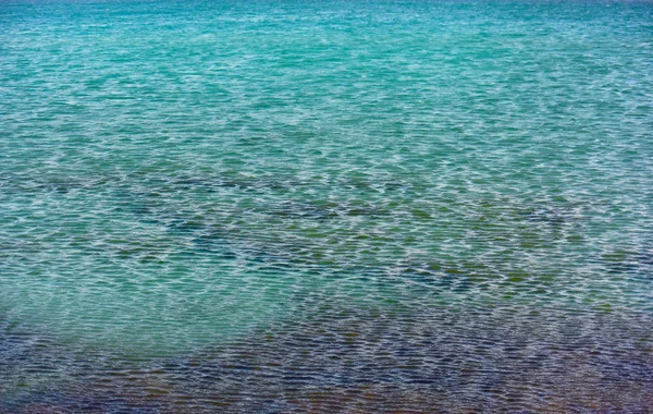 Wellen Meeresoberfläche Hintergrund Mit Algen Abstrakte Ruhige Blaue Meereskulisse — Stockfoto