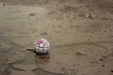 Eski futbol topu yere / eski futbol topu yere fotoğraf