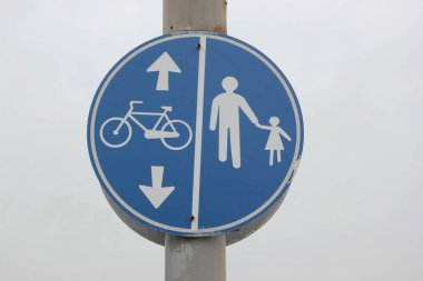 Mavi trafik işareti / fotoğraf mavi bir trafik işareti