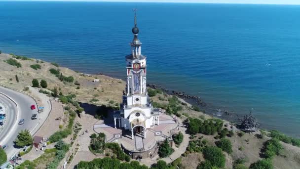 クリミア自治共和国、Malorechenskoye の海で事故の博物館。黒海の海岸の上の寺院. — ストック動画