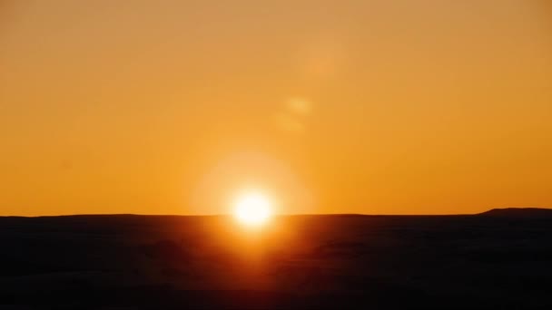 Зимовий захід сонця в горах горизонт — стокове відео