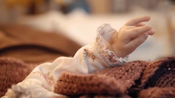 De hand van een klein kind beweegt — Stockvideo
