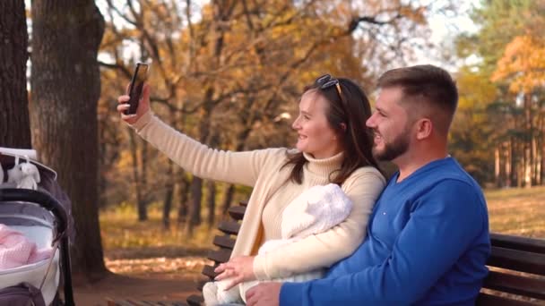 Jeune famille prend selfie dans le parc — Video