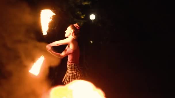 Ragazza mostra spettacolo di fuoco — Video Stock