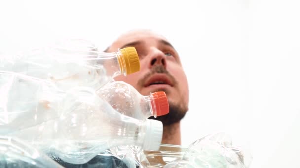 Uomo seduto in un mucchio di plastica — Video Stock