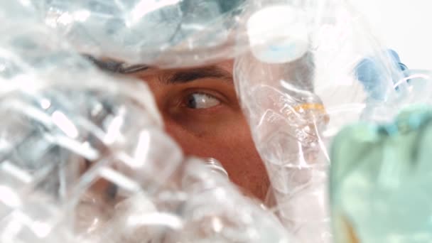 Olho humano em uma pilha de plástico — Vídeo de Stock