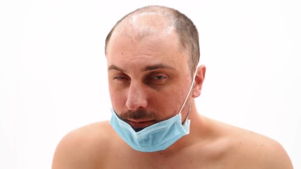 Man naked in a medical mask — Stock Video