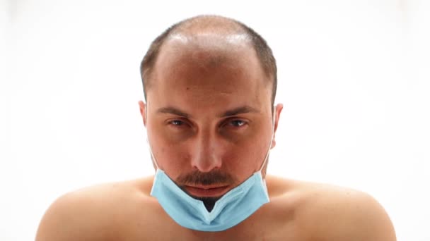 Man naked in a medical mask — Stock Video