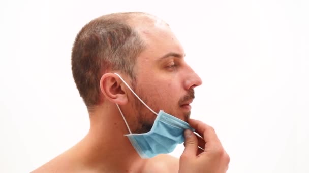 Man naken i en medicinsk mask — Stockvideo
