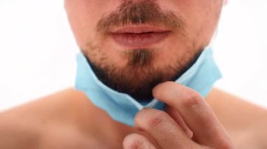 Adam tıbbi bir yüz maskesi takıyor.