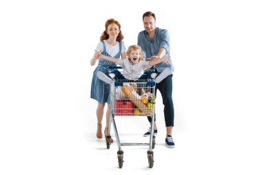 Genç aile birlikte alışveriş