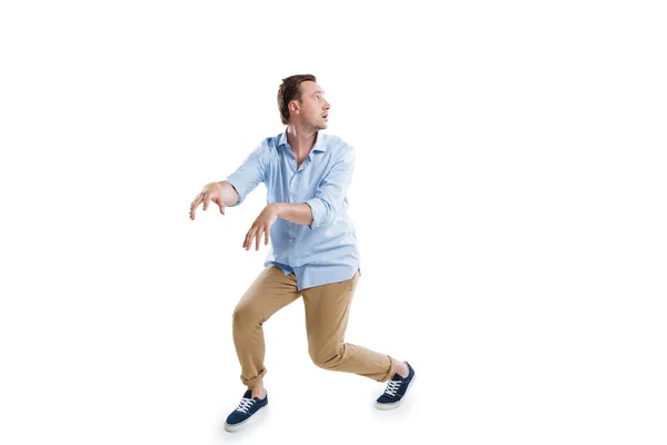 sinsi ve uzağa bakarak korkan adam