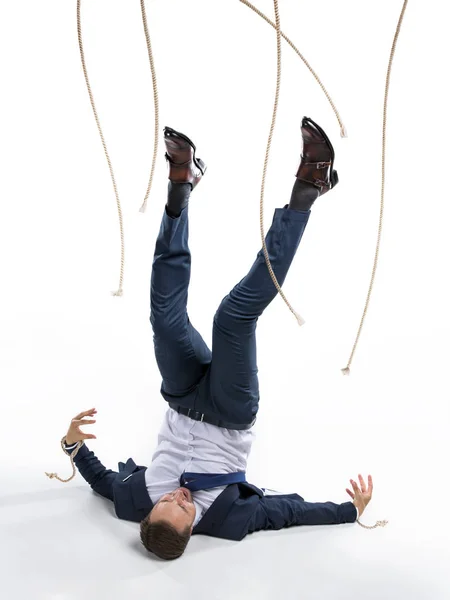 Zakenman en manipuleren van touwen — Stockfoto