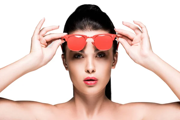 Mulher em óculos de sol vermelhos pintados — Fotografia de Stock