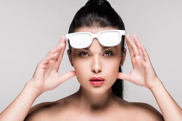 Mujer en gafas de sol pintadas de blanco — Foto de Stock