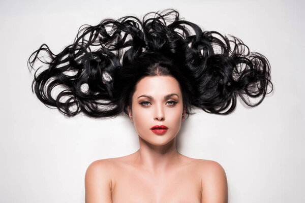 Женщина с красивыми волосами
