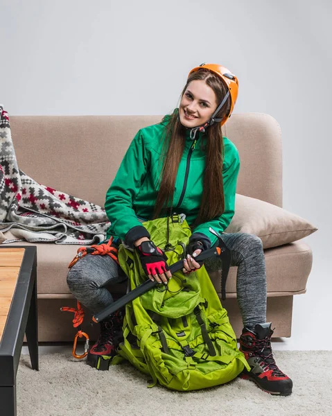 Jovem Alpinista Com Mochila Machado Gelo Casa — Fotografia de Stock