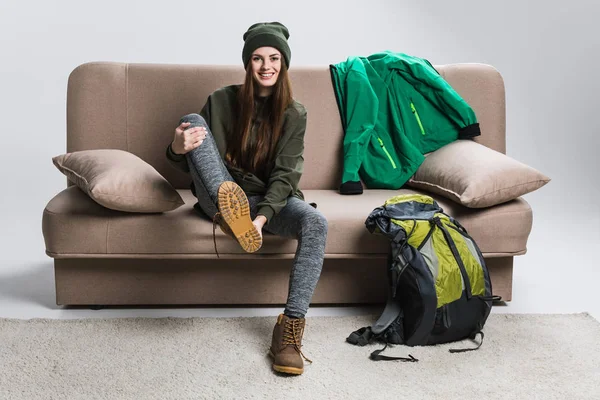 Beau Voyageur Portant Des Bottes Randonnée Des Vêtements Chauds Sur Images De Stock Libres De Droits