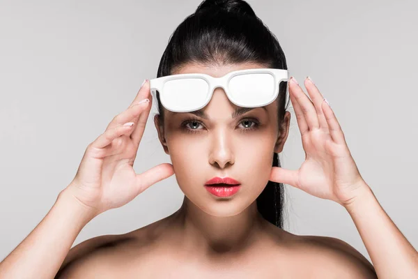 Женщина в белых окрашенных солнцезащитных очках — стоковое фото