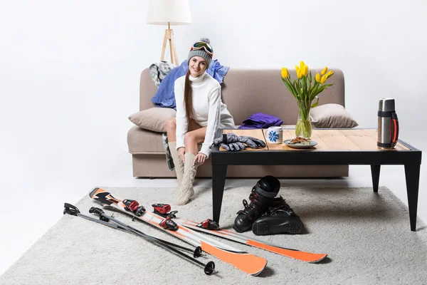 Junge Sportlerin in warmen Socken, Skiausrüstung in der Nähe — Stockfoto