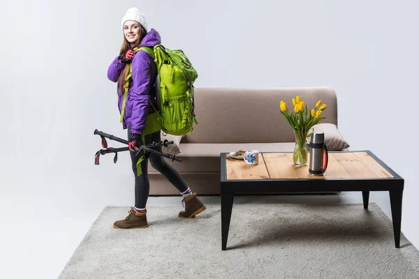 Schöne Sportlerin in warmer Kleidung mit Rucksack und Wanderausrüstung bereit für die Reise — Stockfoto