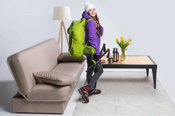 Junges Mädchen in warmer Kleidung mit Rucksack und Wanderausrüstung bereit für die Reise — Stockfoto