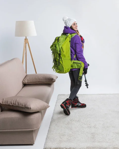 Junge Wanderin in warmer Kleidung mit reisebereitem Rucksack — Stockfoto