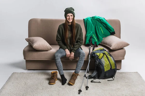 Schöne Wanderin mit Wanderschuhen und warmer Kleidung zu Hause — Stockfoto