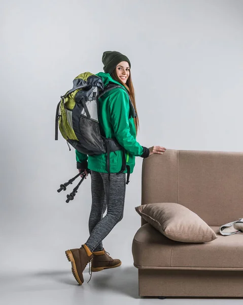 Bela esportista em roupas quentes com mochila e equipamentos de caminhadas em casa — Fotografia de Stock