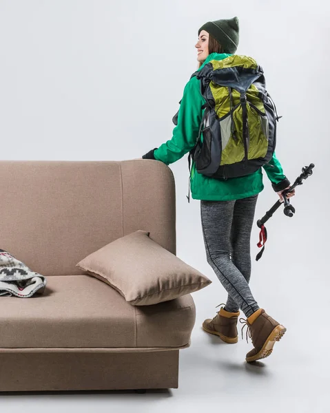Junger glücklicher Wanderer in warmer Kleidung mit reisebereitem Rucksack — Stockfoto