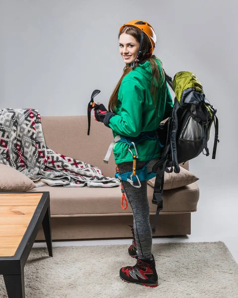Bellissimo arrampicatore in casco con attrezzatura da arrampicata a casa — Foto stock