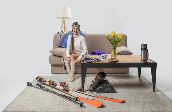 Bella giovane sportiva con calzini caldi, attrezzatura da sci vicino — Foto stock