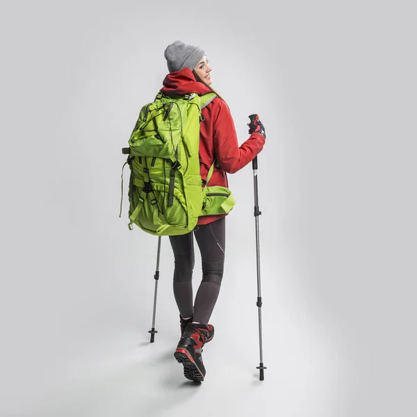 Schöner glücklicher Reisender mit Rucksack und Wanderausrüstung, isoliert auf grau — Stockfoto